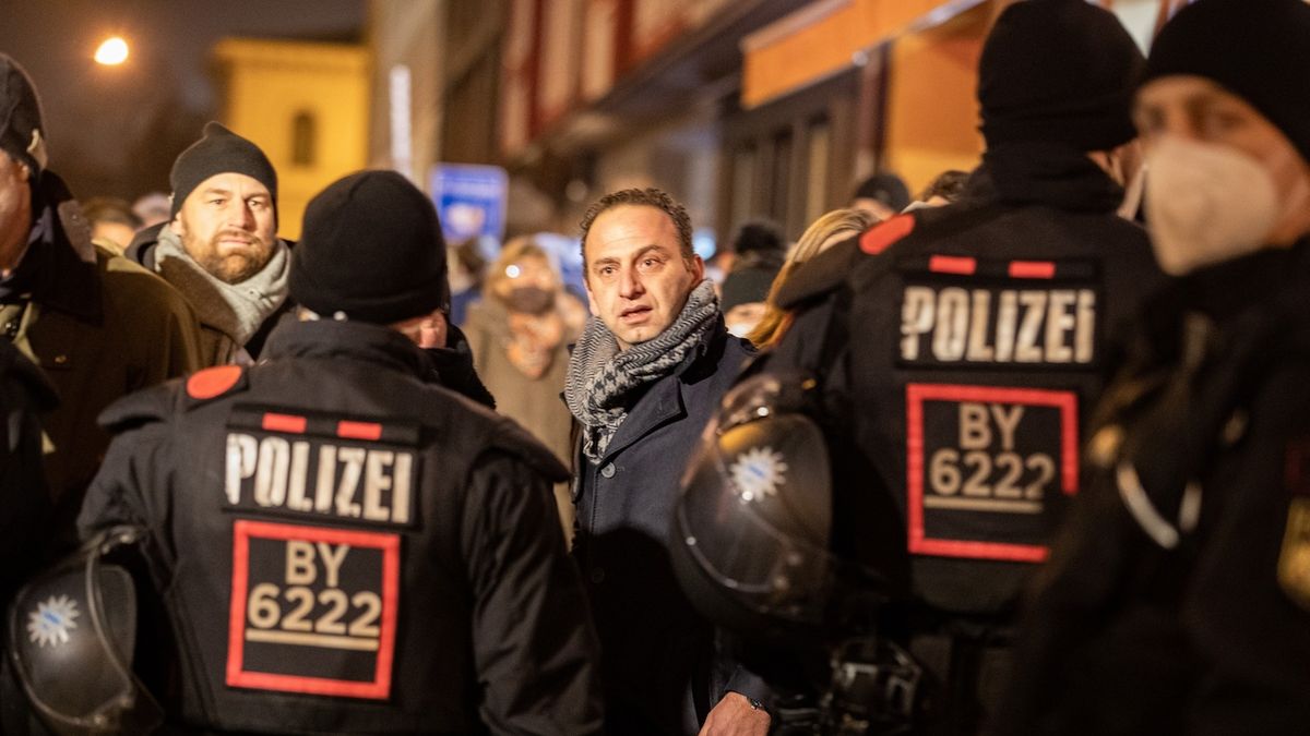 Německá policie prohledala byty politiků AfD. Podezřívá je, že vyzývali k trestným činům